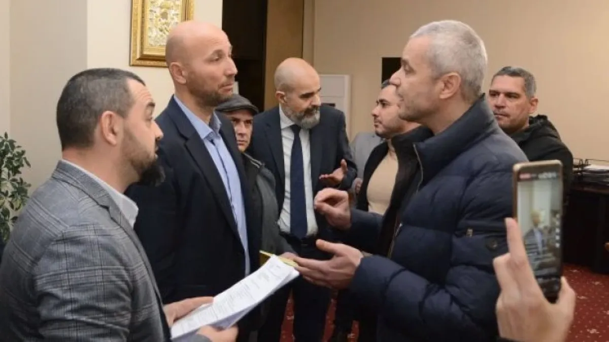 Скандалът ескалира в страховит екшън! "Възраждане" нахлу в сградата на община Варна