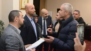Скандалът ескалира в страховит екшън! "Възраждане" нахлу в сградата на община Варна
