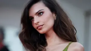 Емили Ратайковски се показа по бански в реклама СНИМКИ 18+