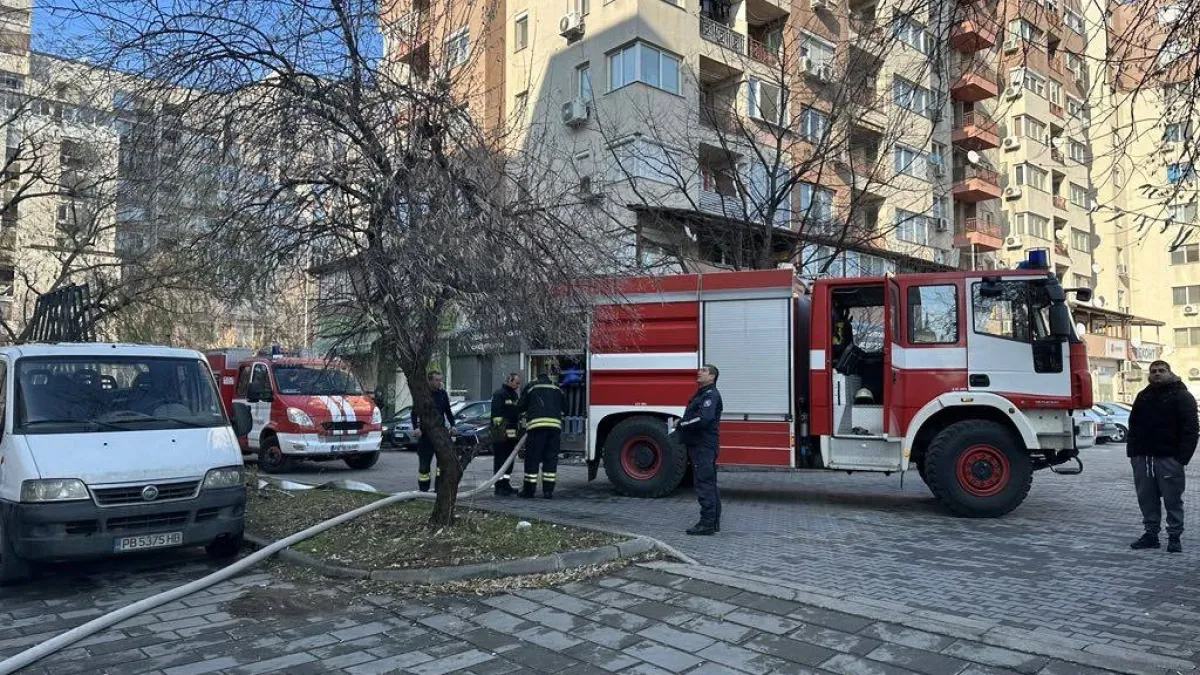Само в БЛИЦ! Нов огнен ад в София, пожарникари евакуират хора