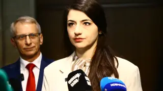 Лена рухна! Реве неутешимо пред дома си Снимки