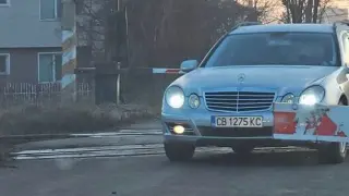 Шофьор мина на спуснати бариери в София, показа нецензурен жест СНИМКИ