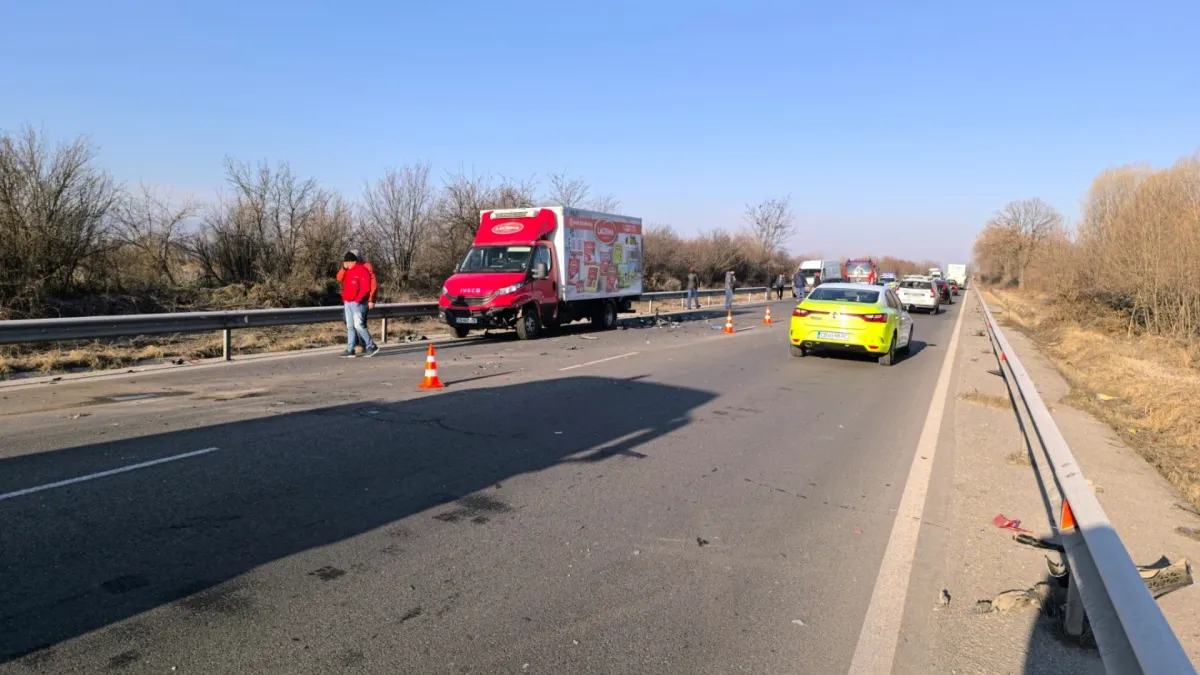 Кола на пътна помощ насред верижното меле в Пазарджишко, има ранени СНИМКИ