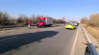 Кола на пътна помощ насред верижното меле в Пазарджишко, има ранени СНИМКИ