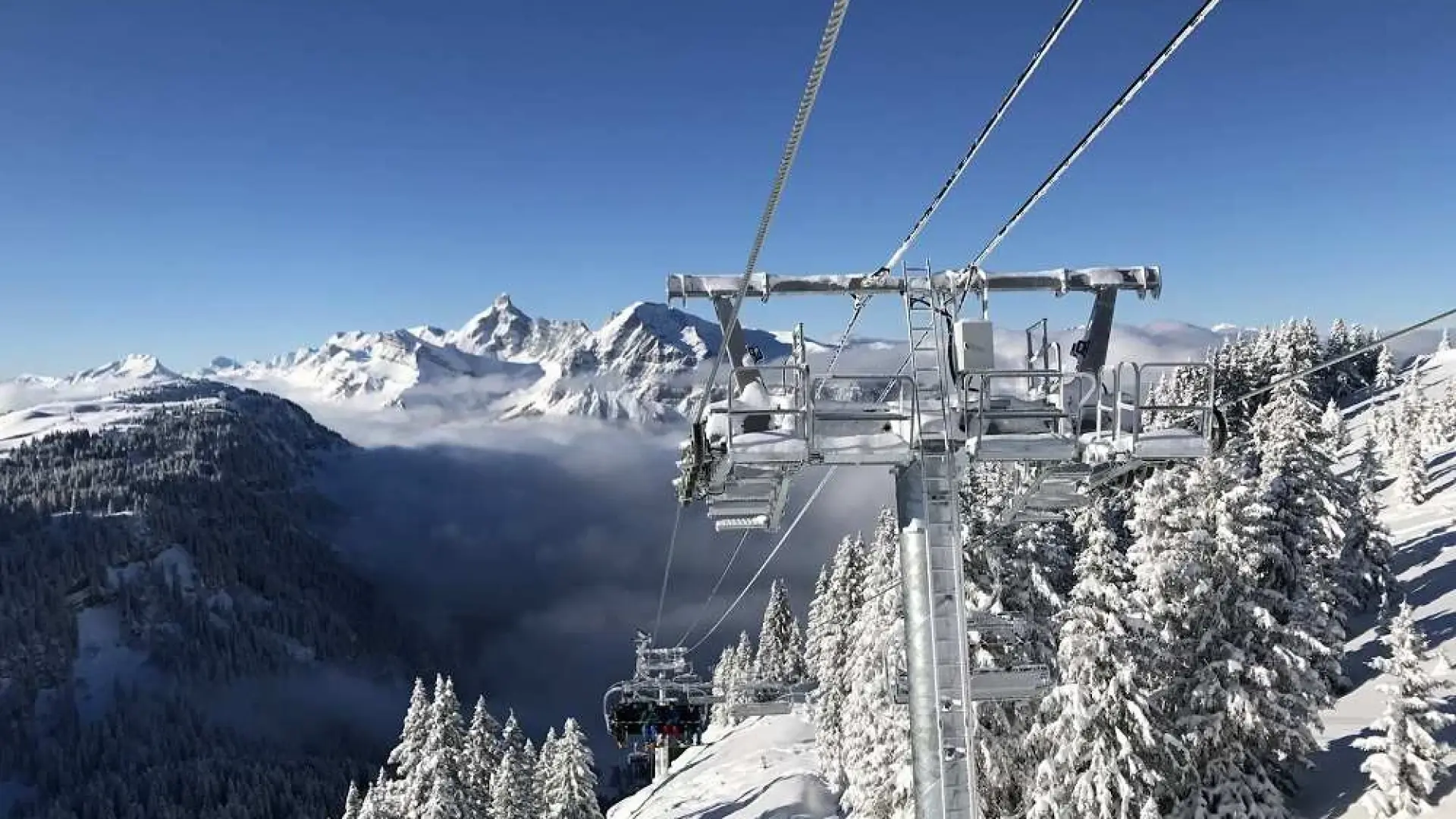 Ски курортите в Алпите са пълни с украинци, харчат милион долара дневно ВИДЕО