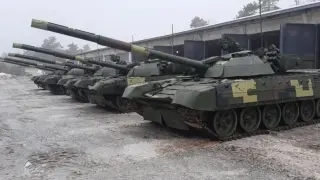 Украински танкисти унищожиха укрепления на руснаците с огън от упор ВИДЕО