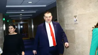 Харизанов: Пеевски претърпя много метаморфози, може да закичи на ревера си исторически успех за България