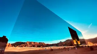 "Марая" – огледалната сграда в сърцето на пустинята, по която инфлуенсърите полудяха!