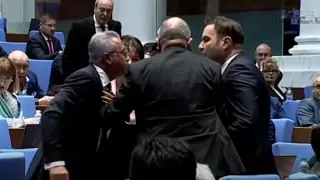 Нов челен сблъсък в парламента! Депутати налитат на бой, летят псувни и плюнки БЛИЦ Live 
