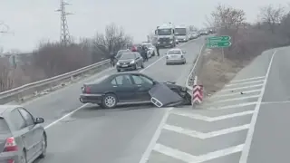 Зверски челен сблъсък край Пловдив, жена е... ВИДЕО