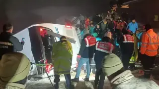 Трагедия! Автобус падна в пропаст в Турция, вадят труповете СНИМКИ