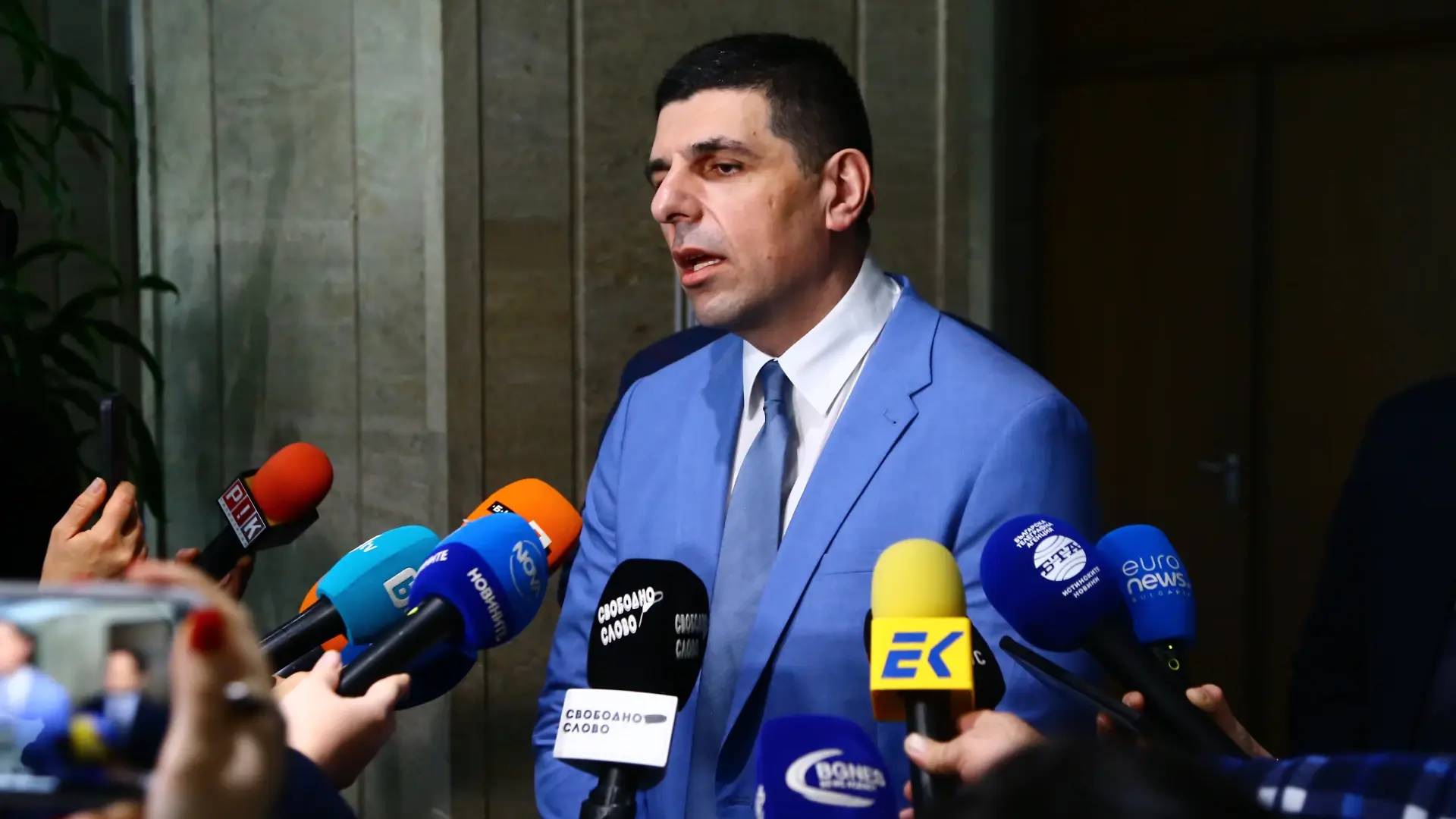 Чиракът на олигархията си търси нов бос