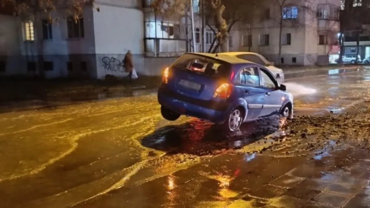 Голяма беля в Пловдив, кола пропадна в дупка ВИДЕО