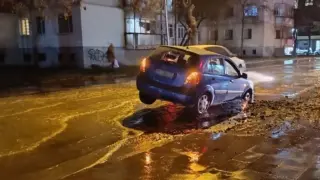 Голяма беля в Пловдив, кола пропадна в дупка ВИДЕО