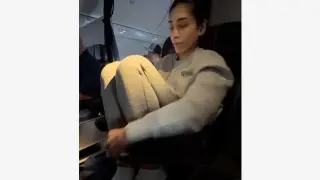 Опасен лайфхак за спане в самолет се появи в мрежата
