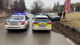 Младежи направиха голяма беля във Враца, веднага дойде полиция СНИМКИ