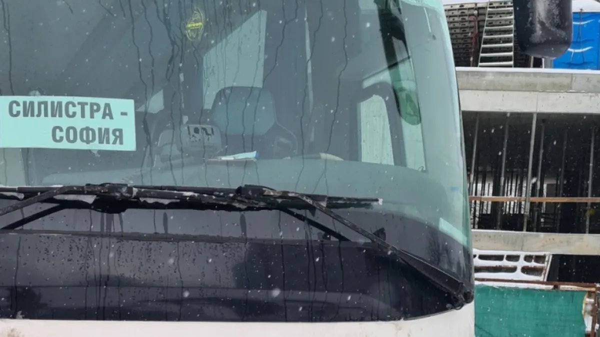 Автобус закъса заради снега, пътниците...