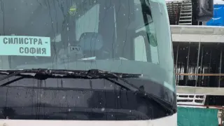 Автобус закъса заради снега, пътниците...