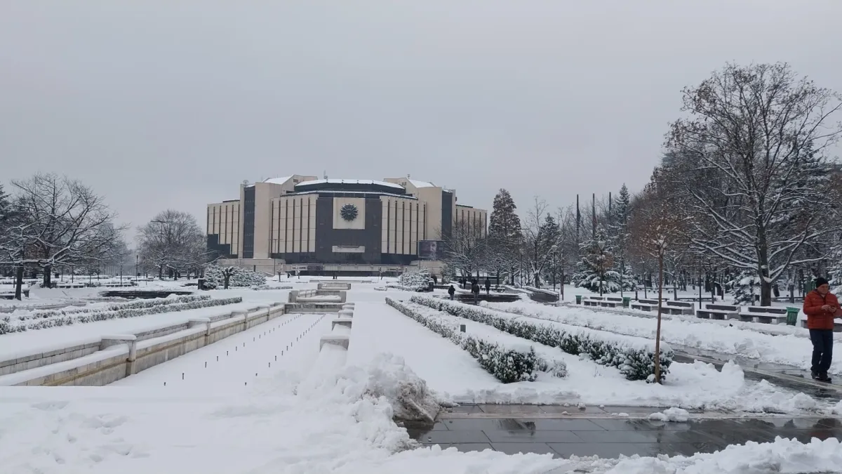 Сняг затрупва София навръх Цветница, студ сковава България за Великден СНИМКИ