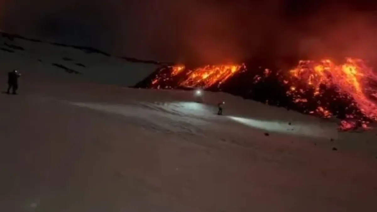 Зловещо и красиво: Вулканично изригване парализира летище в Европа ВИДЕО