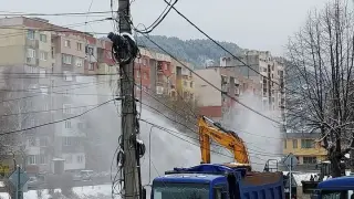 Гейзер изби в Перник, работници направиха голяма беля