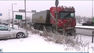 Извънредно: Линейка се обърна край Драгичево, медсестра е в тежко състояние