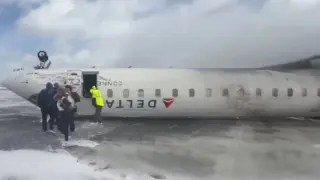 Нови подробности за обърналия се по таван пътнически самолет в Торонто ВИДЕО