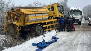 Екшън в снега: Снегорин се изтърколи от пътя и спря движението СНИМКИ