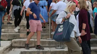 Глобяват с 900 евро на любимо място в Гърция заради... обувки 