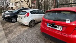 Бележки плашат: В този квартал на София пукаме гуми, беж с колата СНИМКИ