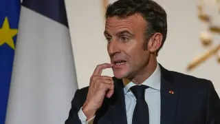 Откраднаха восъчна фигура на Макрон, появи се пред посолството на Русия в Париж