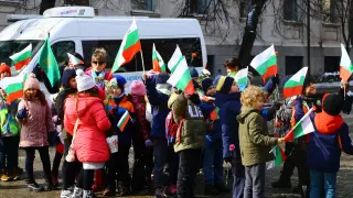 Фоторепортаж в БЛИЦ: Деца почетоха паметта на Левски с венци и знамена 