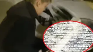 За да почисти заснежената си кола, жена от Русе грабна... ВИДЕО