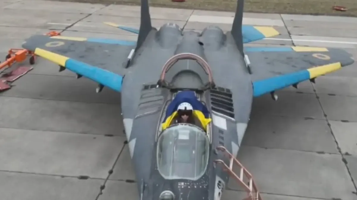 Боен самолет с необичаен камуфлаж се появи в украинските ВВС ВИДЕО