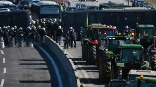 Трактори нахлуха в Солун и стана страшно