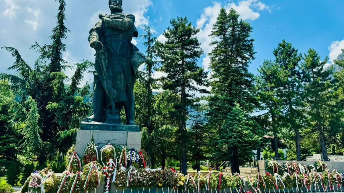 Демонтират паметника на Христо Ботев във Враца СНИМКИ