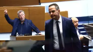 Грозна сцена в НС заради алкохолно петно и пропутински мижитурки БЛИЦ live