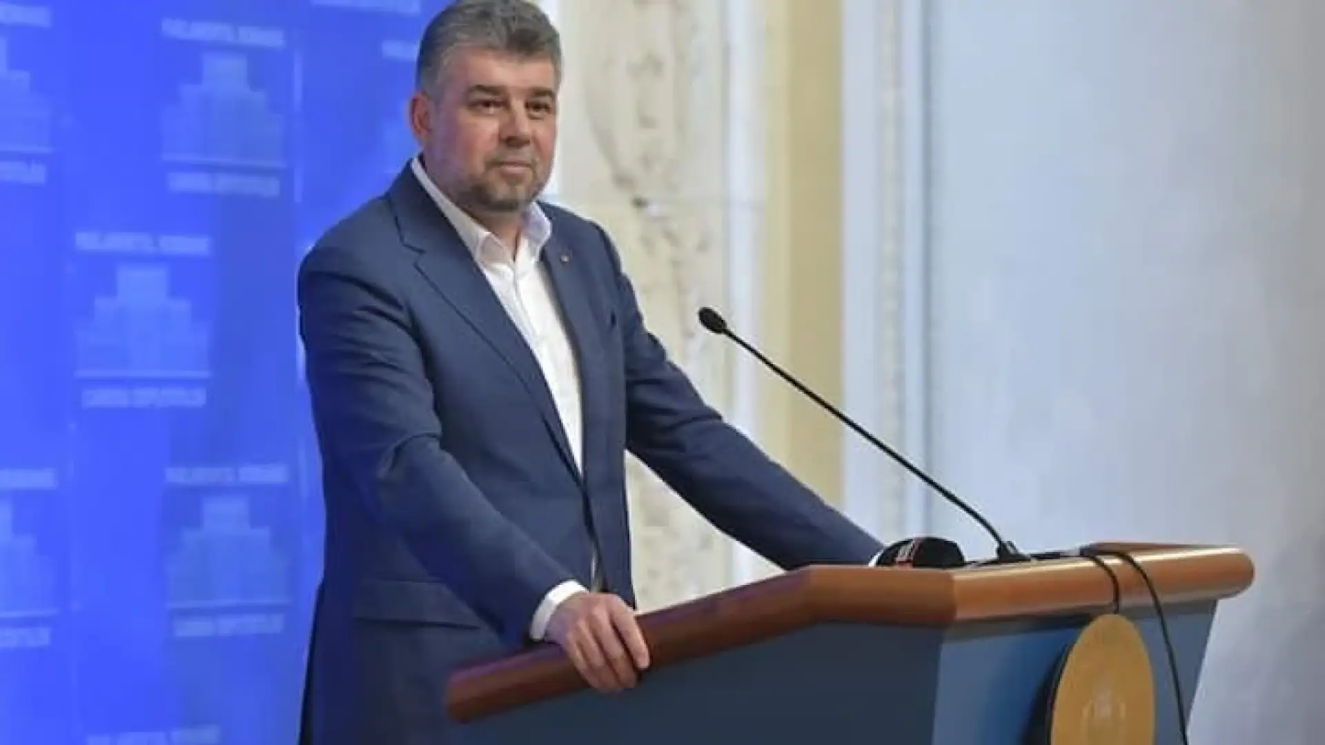 Край с удобните диванчета! Чолаку развъртя метлата в администрацията, в дъното е Мъск