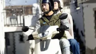 Suzuki пуска електрически скутер на цената на мобилен телефон СНИМКИ