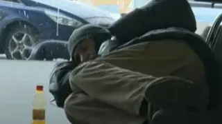 "Искам пари за ядене, за нищо друго, колкото да се наям": Историята на Цветан, който живее в чакалнята на гарата