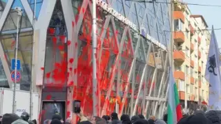 Извънредно в БЛИЦ! Бесен екшън пред ЕК в центъра на София СНИМКИ и ВИДЕО