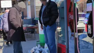 На пазара в Кърджали: 5 лв. за шепа „магична пръст“ - лекува всичко