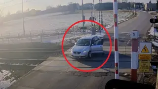 Миг преди трагедията: Шофьорка закъса на прелез секунди преди да мине влака ВИДЕО 