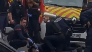 С викове Аллах Акбар: Подивял алжирец кла хора във Франция ВИДЕО 