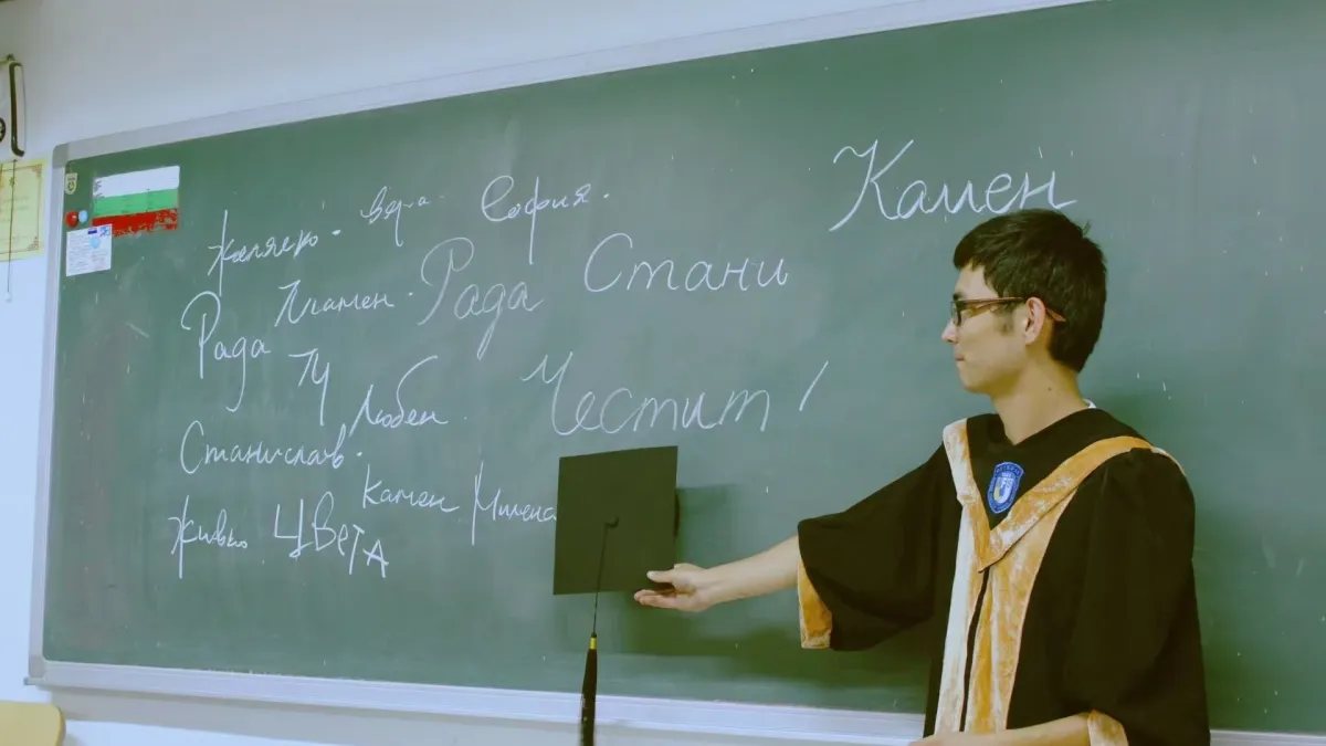 Един китаец у нас разказва защо Азис е "крал на дяволите", ял ли е кучешко и как е "отглеждал" Кирил и Методий СНИМКИ
