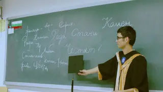 Един китаец у нас разказва защо Азис е "крал на дяволите", ял ли е кучешко и как е "отглеждал" Кирил и Методий СНИМКИ
