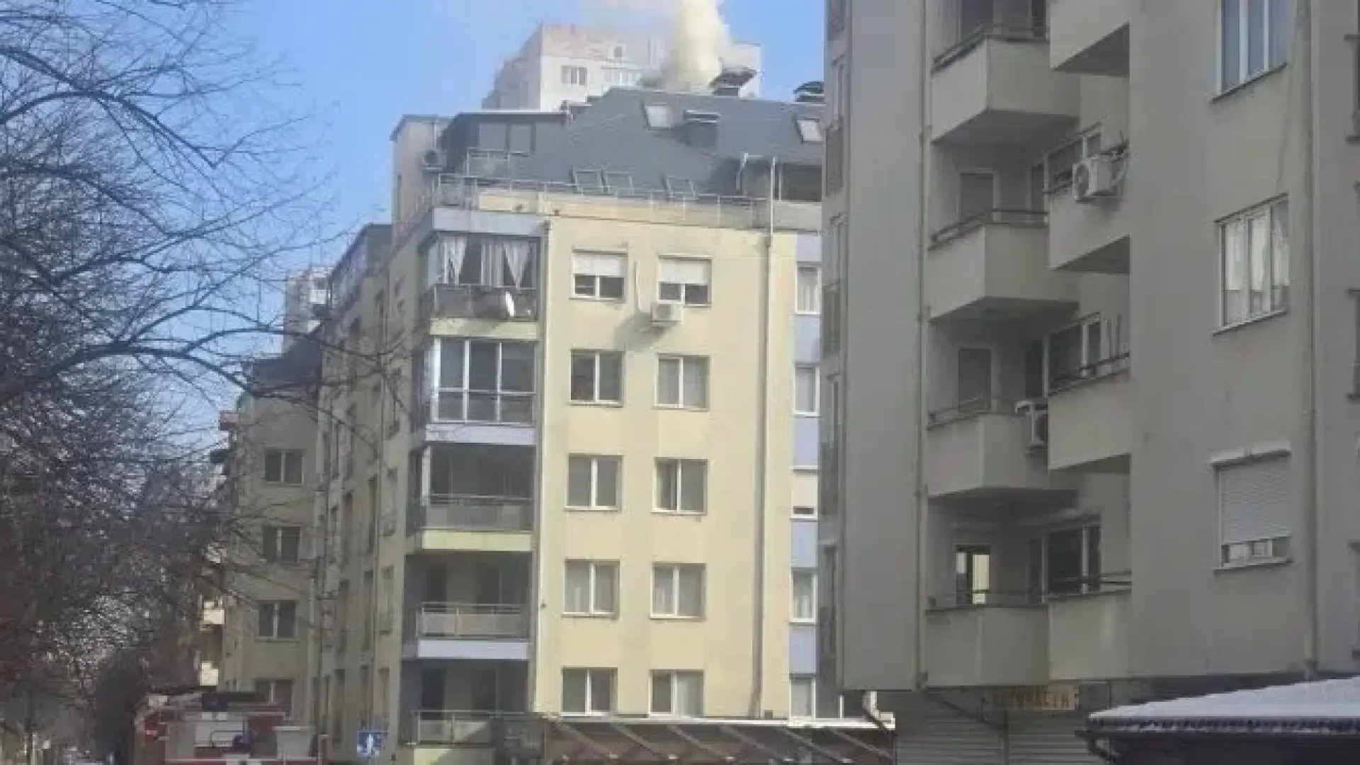 Извънредно! Огнен ад в жилищен квартал на София ВИДЕО