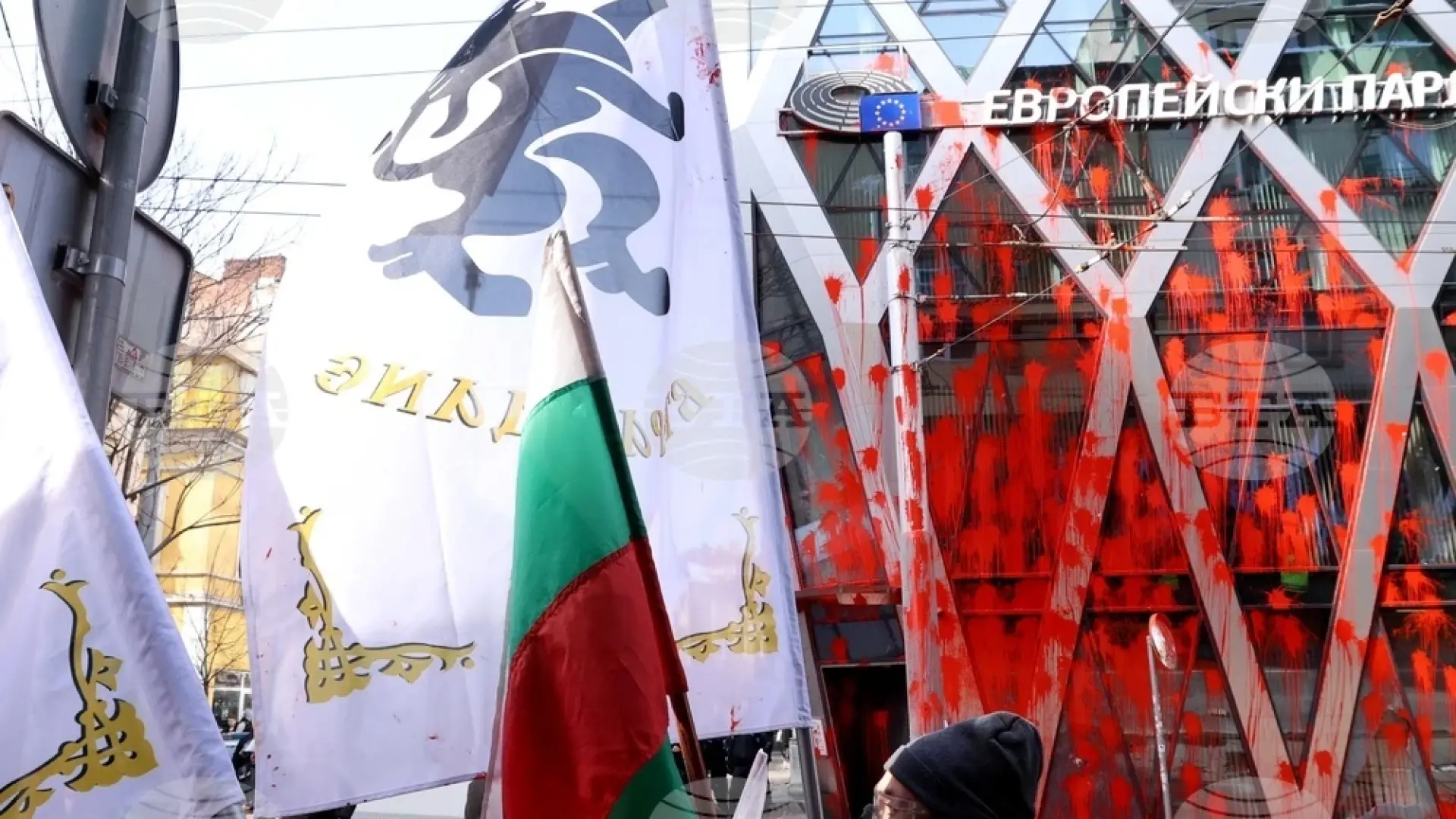 Световните медии гърмят: Проруски националисти вандализираха ЕК