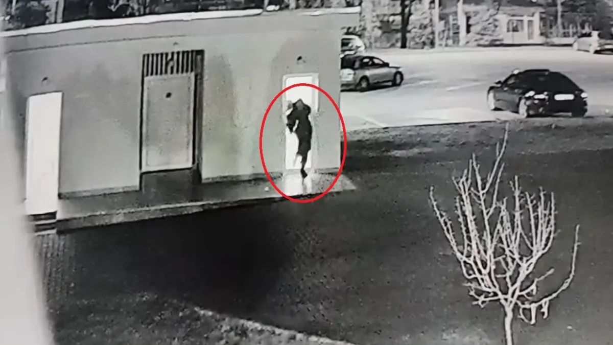 Непълнолетни вандали трошиха като обезумели в парка в Петрич ВИДЕО