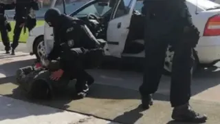 Бакшиш с дете в колата тръгна да гази полицай в Кюстендил, последваха стрелба и бясна гонка